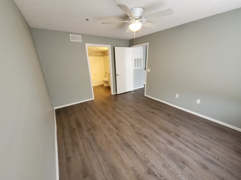 Building Photo - 4105 Tropical Isle Blvd