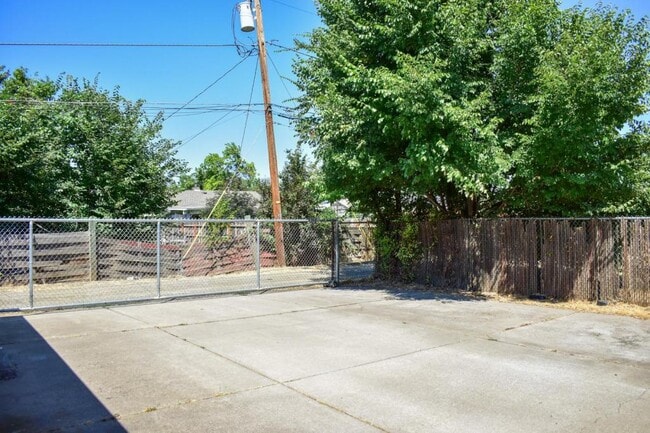 Building Photo - 926 Mount Pitt Ave