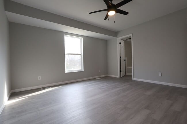 Building Photo - Beautiful 3 Bed 2.5 Bath w/2 Car Oversized Garage