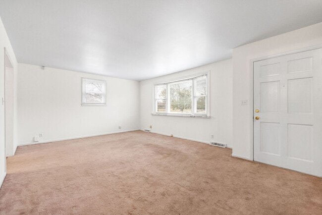 Building Photo - 3 Bedroom Pet Friendly Home For Rent With Finished Basement!