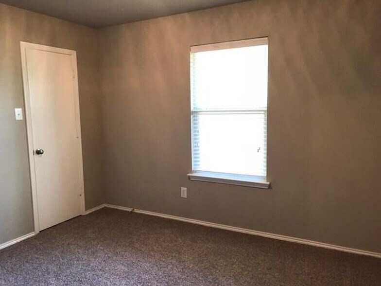Second bedroom - 525 Oxford Loop