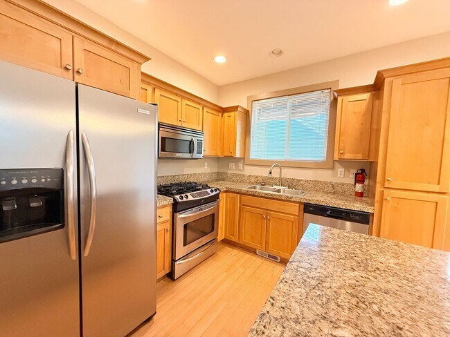 Building Photo - Spacious 3 Bedroom Townhome with Huge Bonus Room!