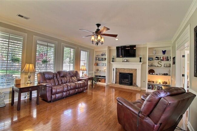 Building Photo - 2345 Linkenholt Dr