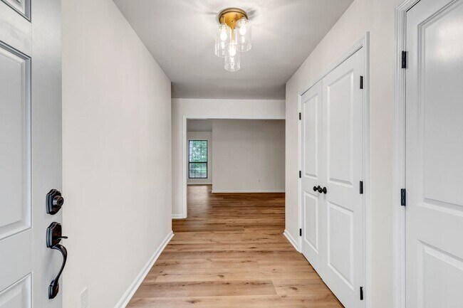 Building Photo - Beautifully Renovated 3 bed/2.5 bath in Ri...