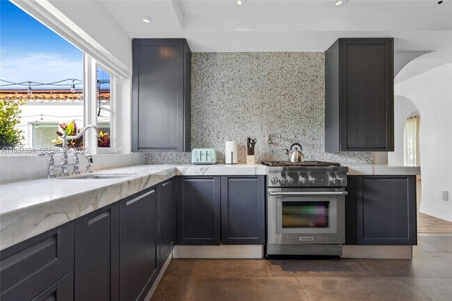 Building Photo - 113 NE 101st St