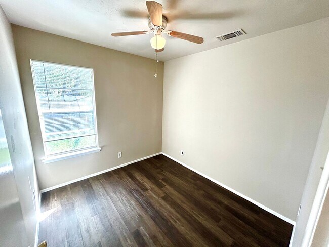 Building Photo - *COMING SOON* Cozy & Convenient – 3 Bedroom Home Near Shopping & Highways!