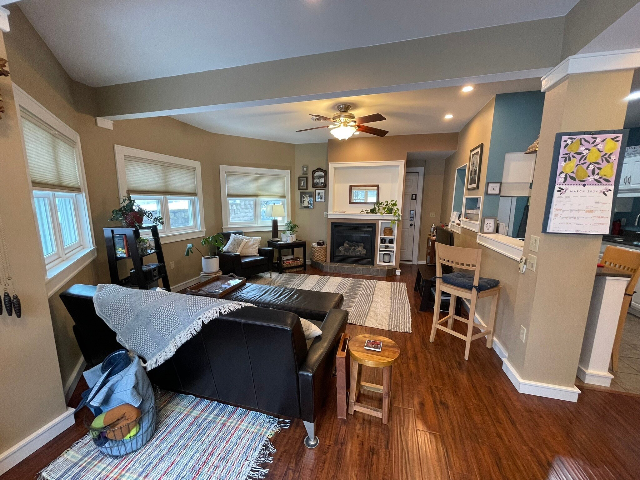 Open, bright living area w/ high ceilings. - 2010 E Iron St