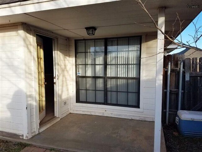 Building Photo - 3 bedroom, 2 bath close to Sheppard AFB