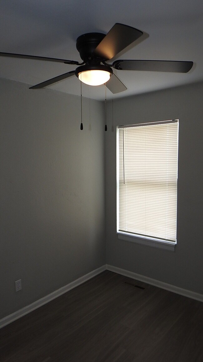 Building Photo - Incredibly spacious 4 bedrooms and 2 baths top-floor duplex located on Elmwood Ave in Kansas City...