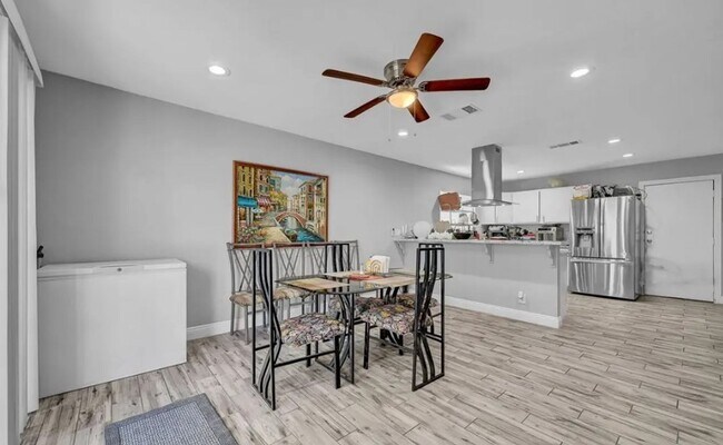 Building Photo - Beautifully renovated single-story home fe...