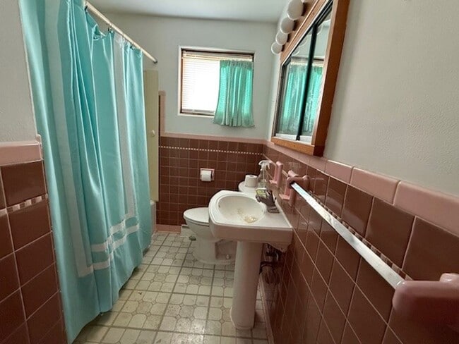 Building Photo - Charming 3 Bedroom Home with Fenced Yard &...