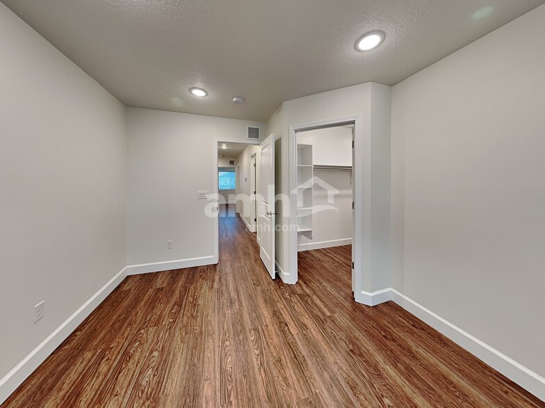 Building Photo - 2403 E Surry Way