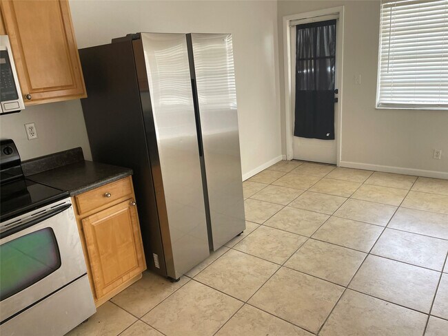 Building Photo - 4051 NE 13th Ave