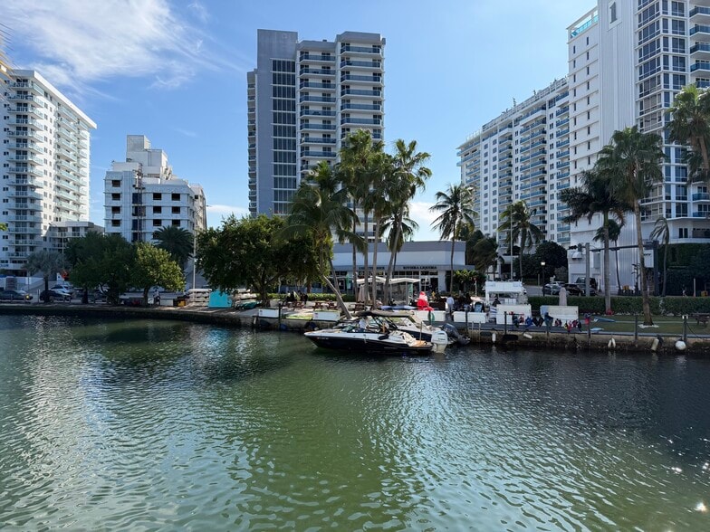 Building Photo - 2421 Lake Pancoast Dr