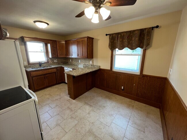 Building Photo - 114 10 1/4 St SE