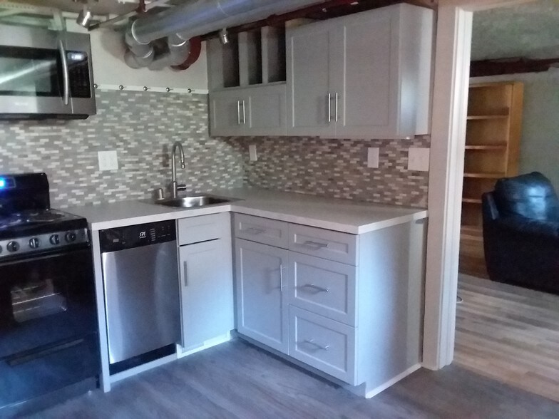 2019: small electric oven/DW; full microwave - 509 E Myrtle St