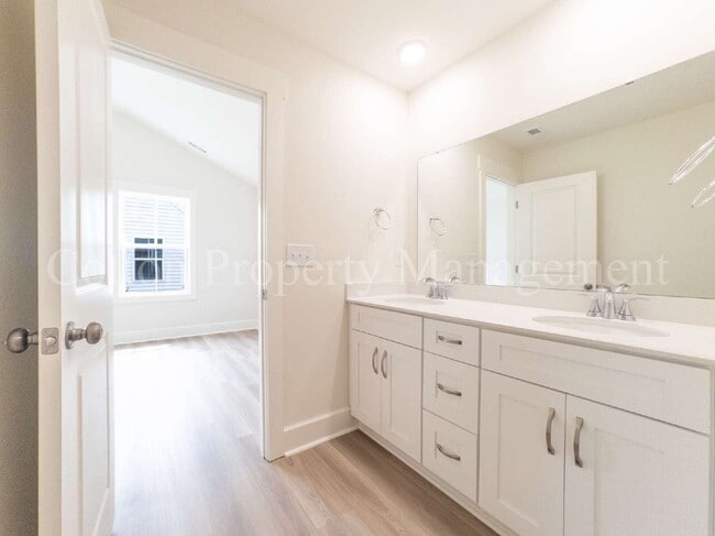 Building Photo - 29 W Pioneer Wy