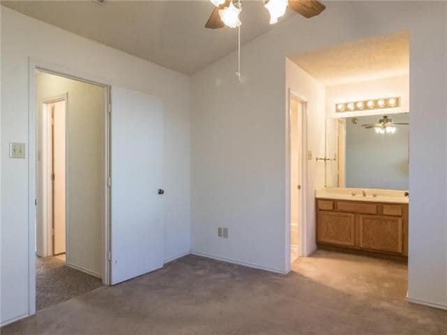 Building Photo - 2121 Country Oaks Dr