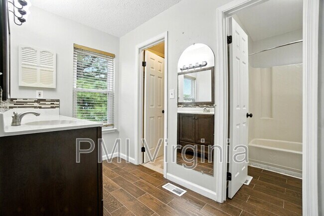 Building Photo - 5489 Glenville Cir