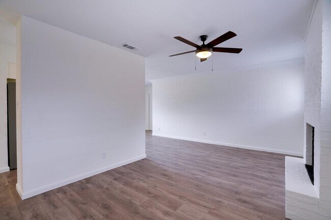 Building Photo - 304 John N Garner Cir