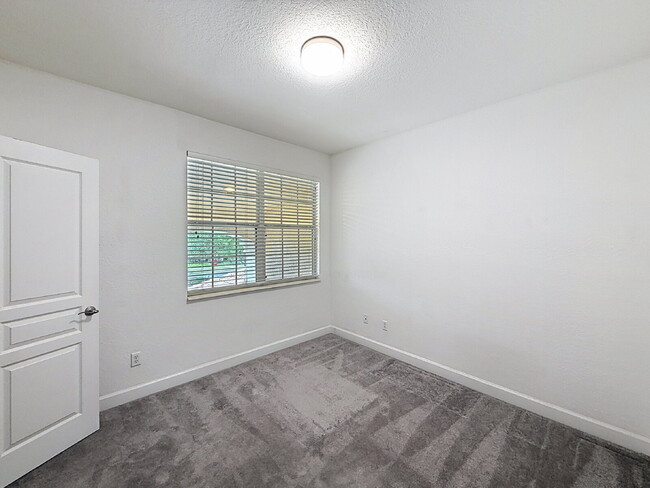 Building Photo - Beautiful 3 Beds and 2.5 Baths townhome with 2 car garage in Stonebridge Commons!