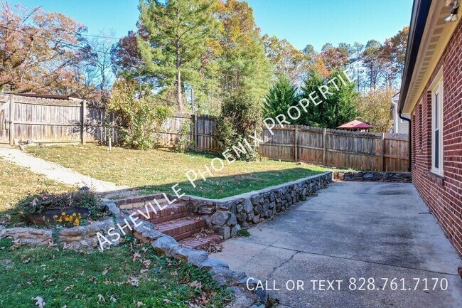 Building Photo - 8 Enka Oak St