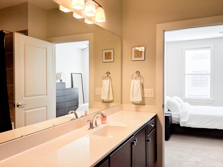 Ensuite bathroom - 700 Finsbury St.