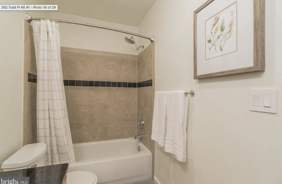 Building Photo - 302 Todd Pl NE