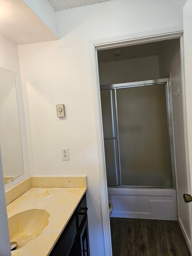 Building Photo - Great centrally located apartment!