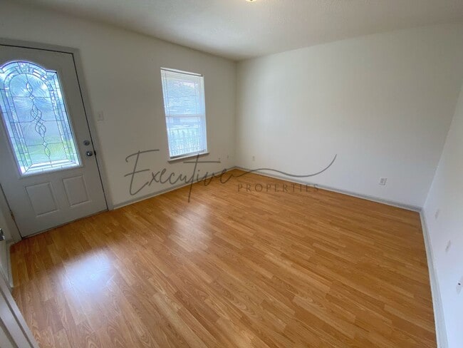 Building Photo - Updated 2-Bed Townhouse Steps from McNeese...