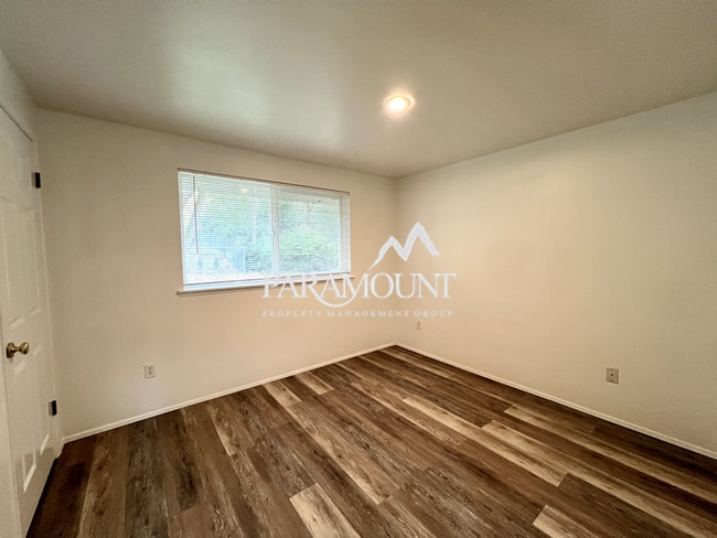Building Photo - Cute 3 Bedroom Duplex in Gig Harbor