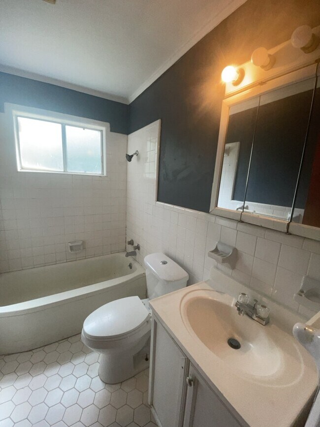Building Photo - 2694 Woodside Dr