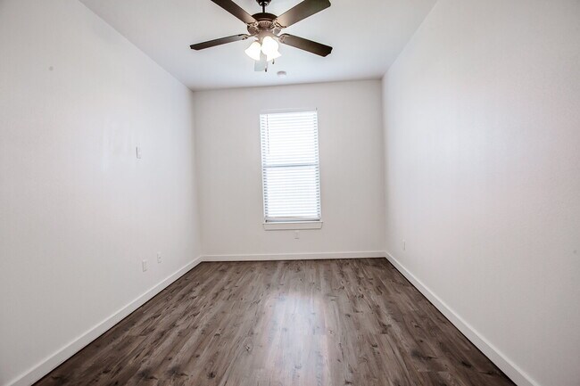 Building Photo - Luxury 2 Bedroom, 2 Bath!