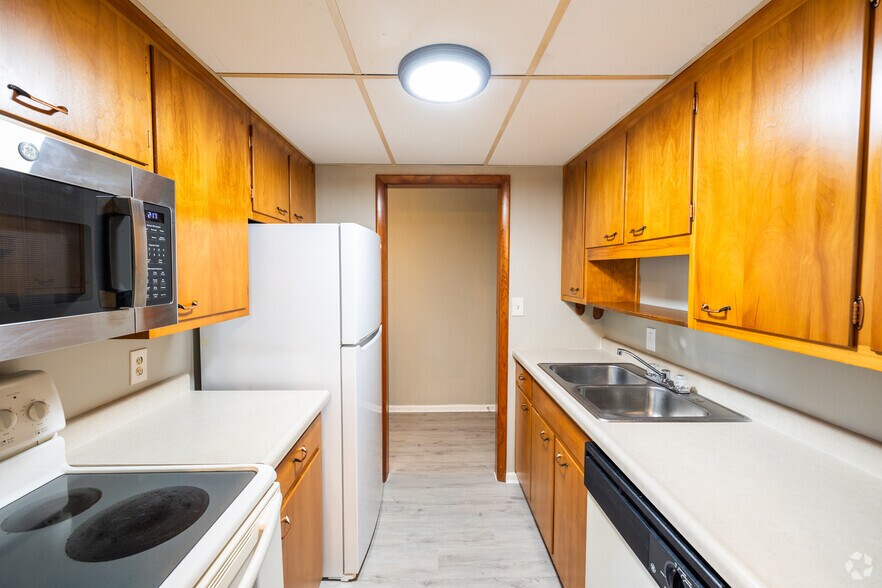 2BR, 1BA - 976SF - Kitchen - MILLSTONE APARTMENTS