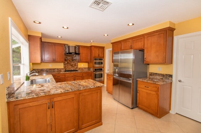 Building Photo - Beautiful + Spacious 4 bedroom/3 bath/3 Ca...