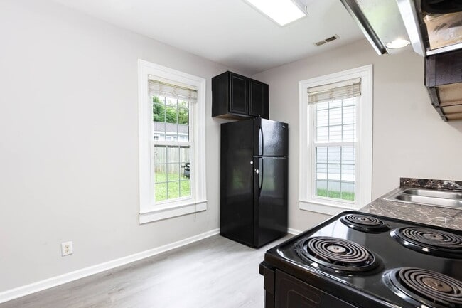 Building Photo - Three Bedroom Home!