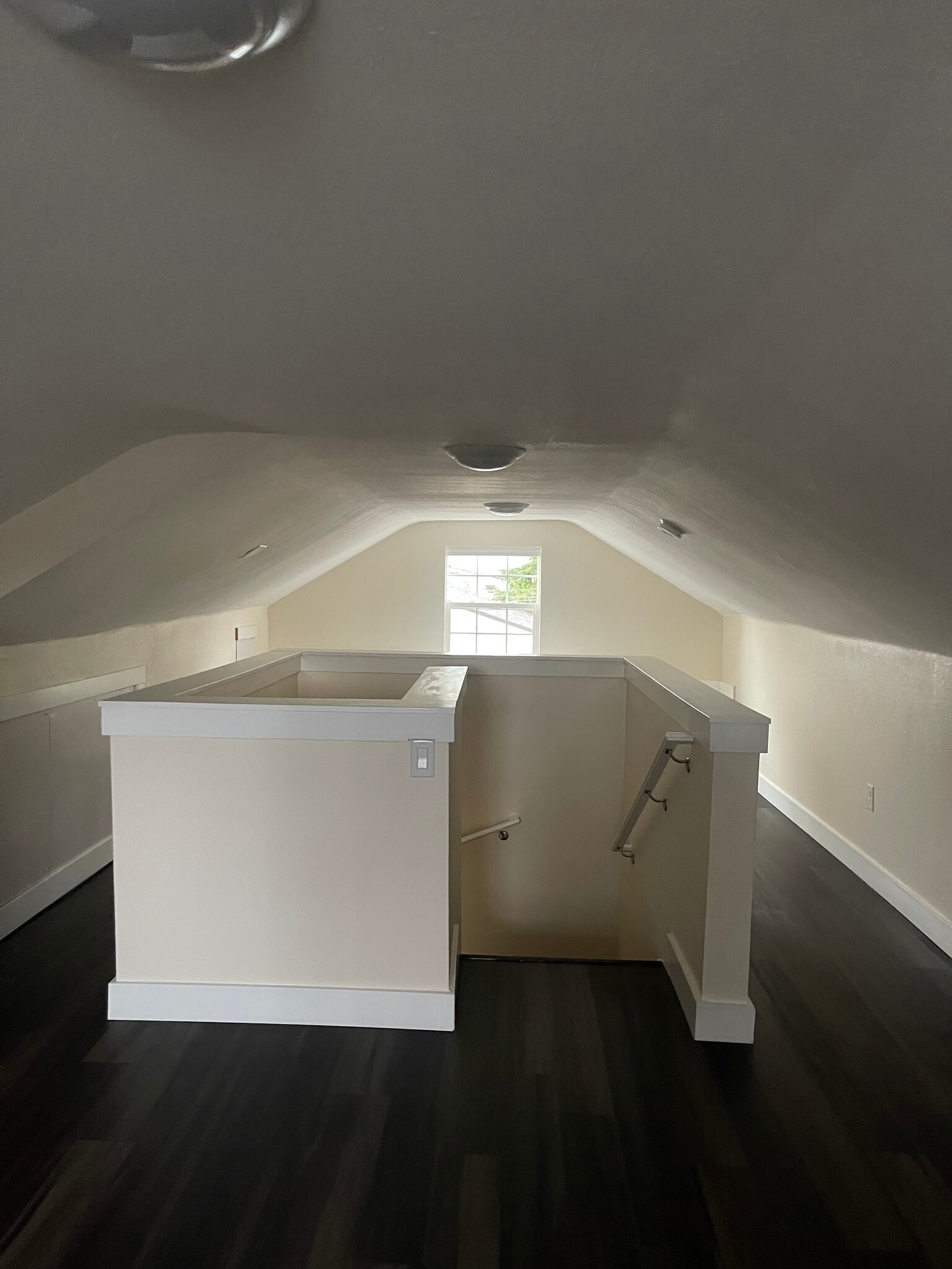 Building Photo - 255 Southview Pl S