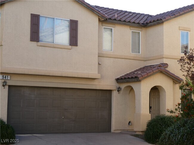 Building Photo - 941 Medina De Leon Ave