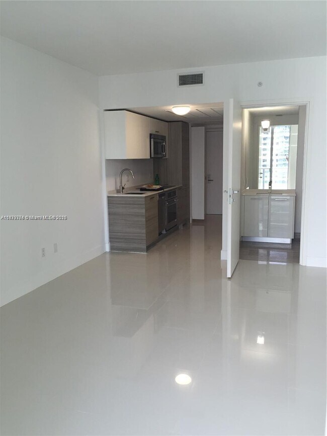Building Photo - 1300 Brickell Bay Dr