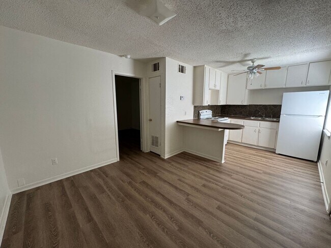 Building Photo - 306 W Valley Rd