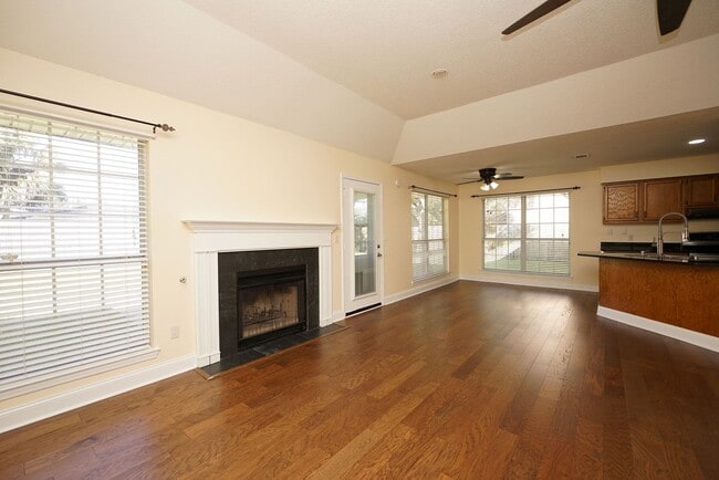 Building Photo - Shalimar Location