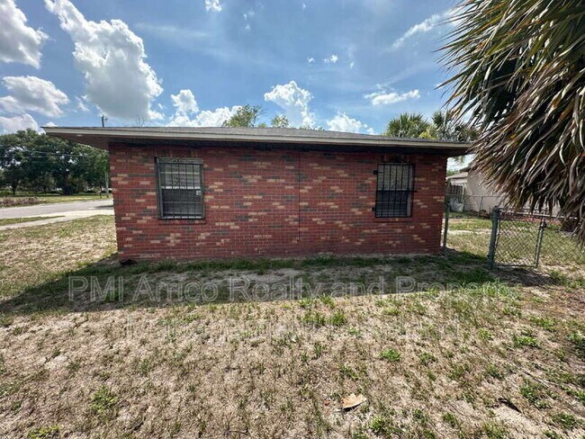 Building Photo - 303 W Myrtle St