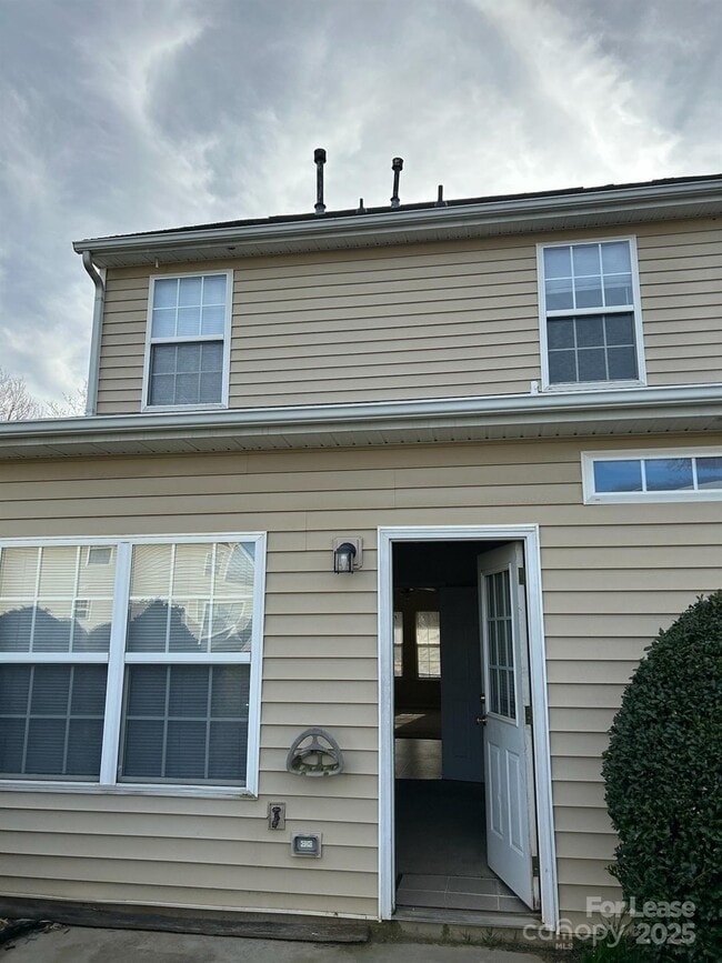Building Photo - 15258 Crossing Gate Dr