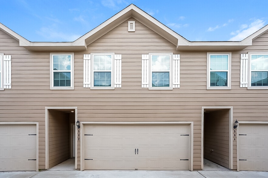 Primary Photo - 582 Solomon Ln