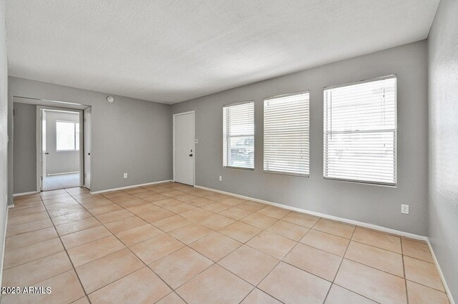 Building Photo - 531 W Emelita Ave