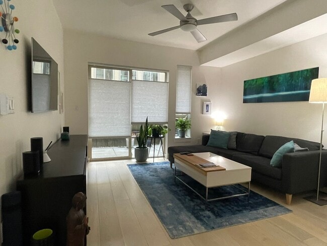 Building Photo - 1-bed, 1-bath, Modern Condo in Capitol Hill!