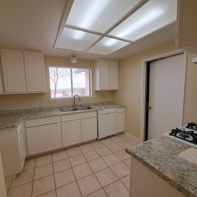 Building Photo - Quaint 3 bedroom close to town!