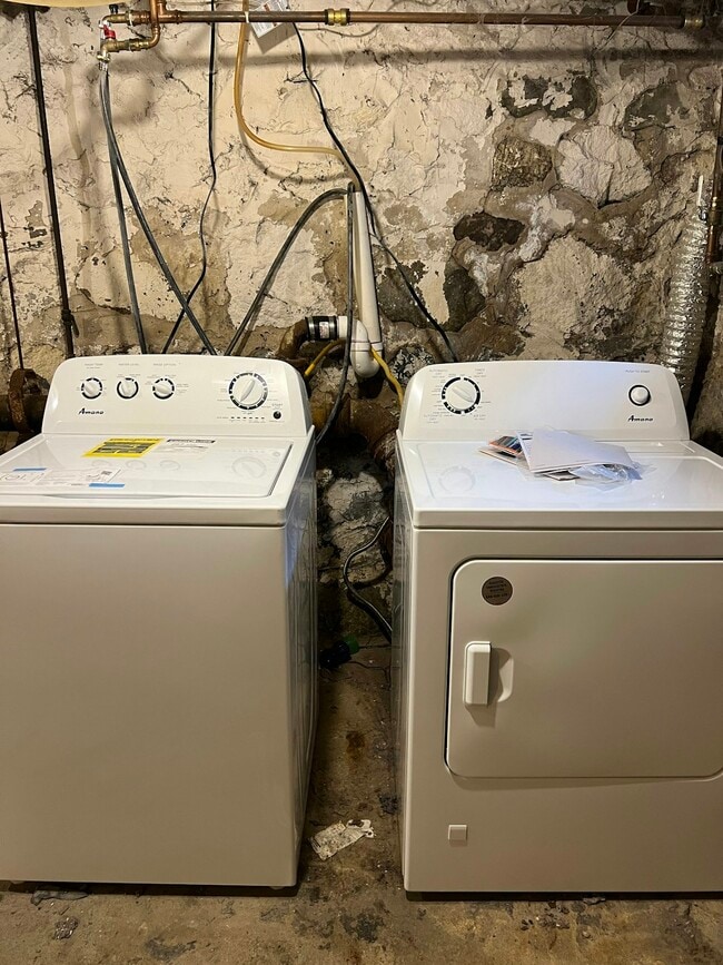 Building Photo - 814 Hall St