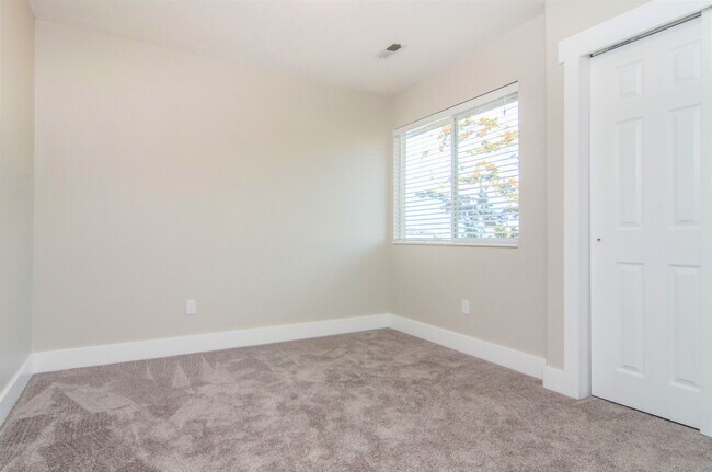 Building Photo - 4894 Aspen Springs Dr
