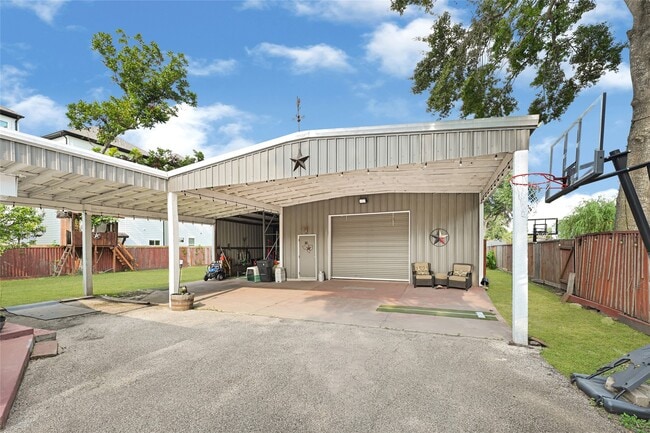 Building Photo - 2302 Hoskins Dr